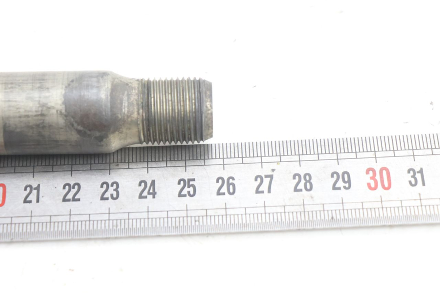 photo de FRONT WHEEL AXLE YAMAHA TDM ABS 900 (2002 - 2014) - Alternative perspective