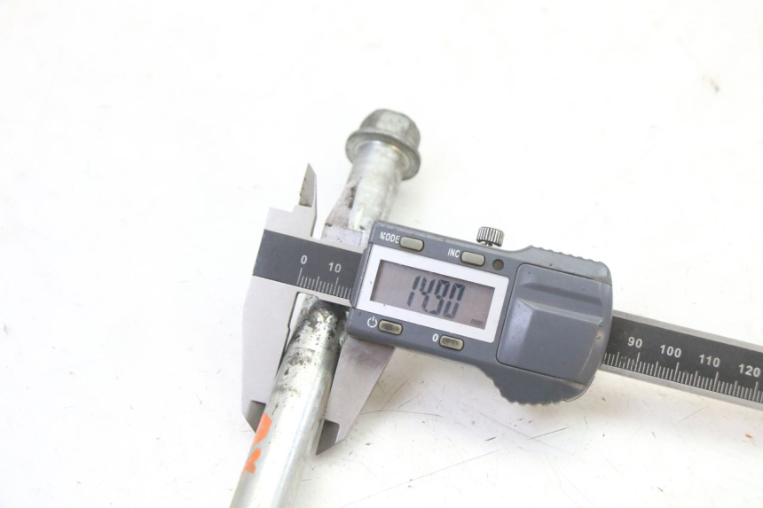 photo de FRONT WHEEL AXLE YAMAHA TDR DELTABOX 125 (1997 - 2003) - Technical close-up