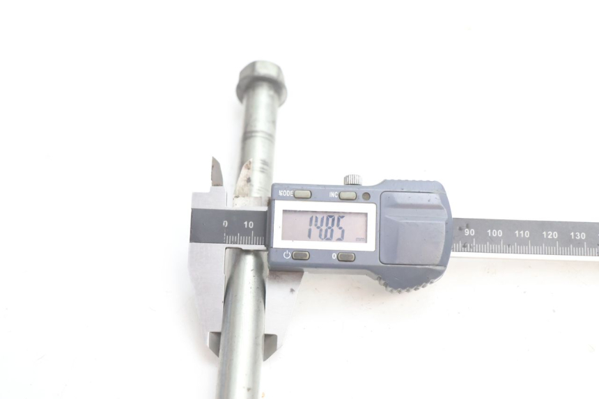 photo de FRONT WHEEL AXLE PEUGEOT TREKKER 50 (1995 - 2004) - Technical close-up