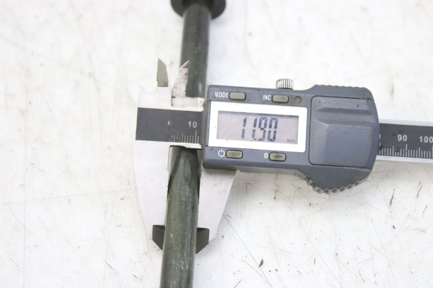 photo de FRONT WHEEL AXLE PEUGEOT TWEET 4T 50 (2010 - 2014) - Zoom on usage condition