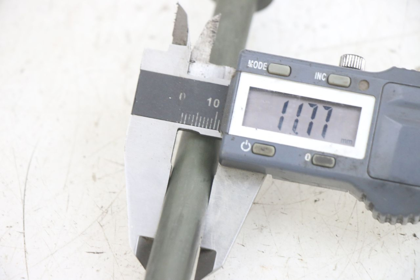 photo de FRONT WHEEL AXLE PEUGEOT TWEET 4T 50 (2014 - 2019) - Alternative perspective