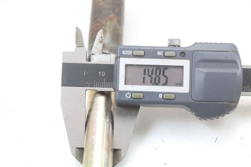 photo de FRONT WHEEL AXLE KEEWAY TX 50 (2008 - 2015) - Alternative perspective