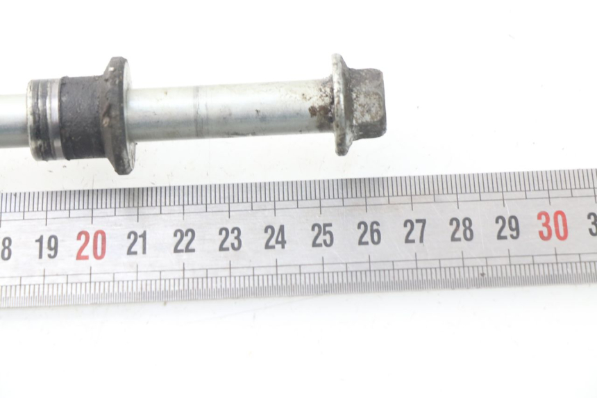 photo de FRONT WHEEL AXLE SUZUKI UC EPICURO 125 (1999 - 2003) - Component detail