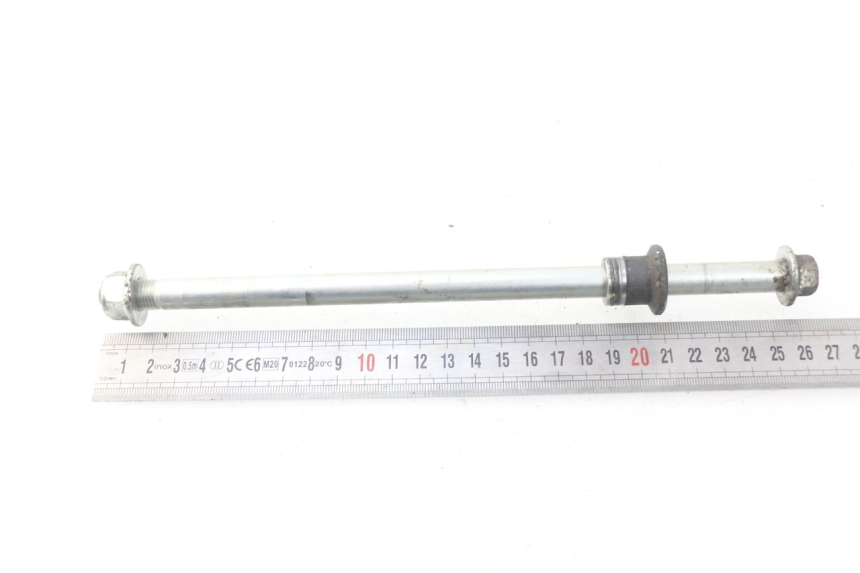 photo de FRONT WHEEL AXLE SUZUKI UC EPICURO 125 (1999 - 2003) - Zoom on usage condition