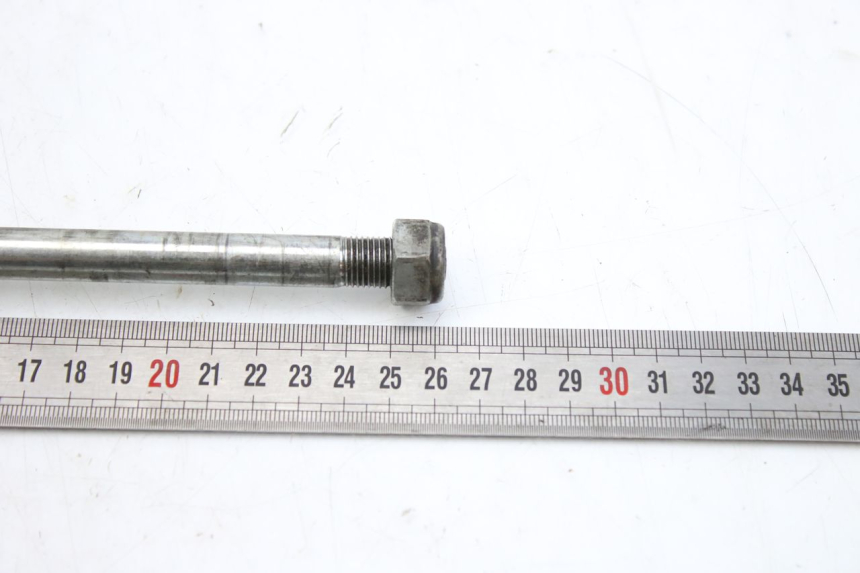 photo de FRONT WHEEL AXLE SUZUKI UH BURGMAN 125 (2002 - 2006) - Technical close-up