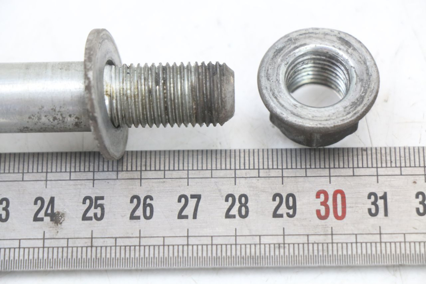 photo de FRONT WHEEL AXLE PEUGEOT VIVACITY NEW 4T 50 (2008 - 2017) - Zoom on usage condition