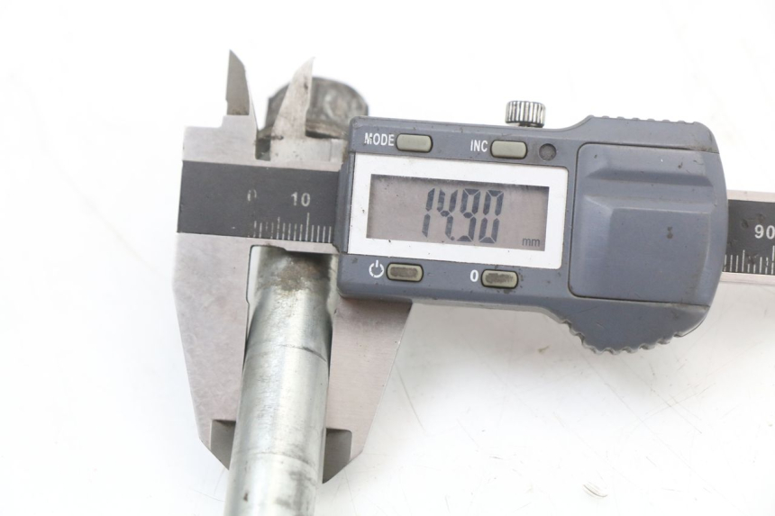 photo de FRONT WHEEL AXLE PEUGEOT VIVACITY NEW 4T 50 (2008 - 2017) - Alternative perspective