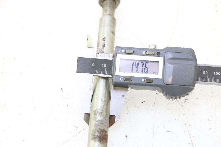 photo de FRONT WHEEL AXLE PEUGEOT VIVACITY 50 (1998 - 2003) - Component detail