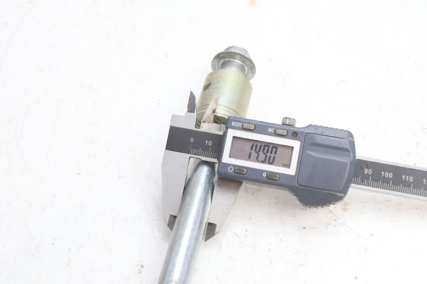 photo de FRONT WHEEL AXLE DAELIM VJ ROADWIN 125 (2004 - 2007) - Technical close-up