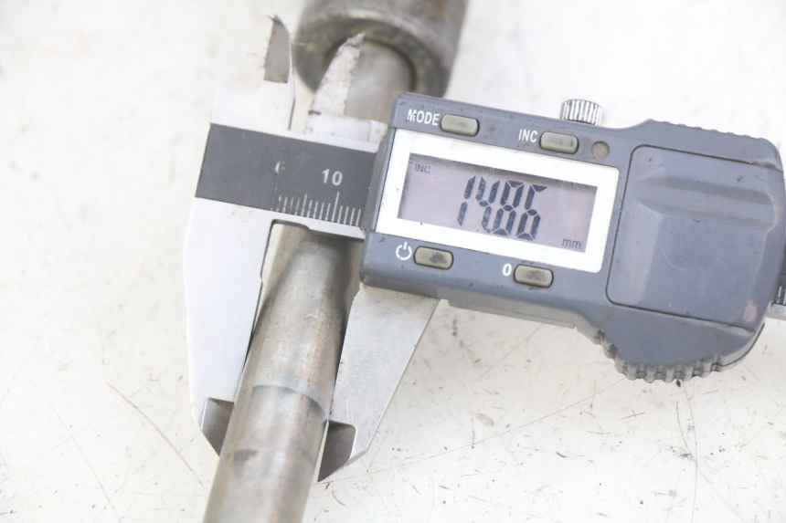 photo de FRONT WHEEL AXLE DAELIM VL DAYSTAR 125 (2000 - 2011) - Component detail