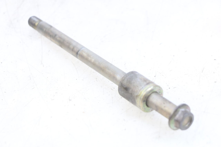 photo de FRONT WHEEL AXLE DAELIM VL DAYSTAR 125 (2000 - 2011) - Zoom on usage condition