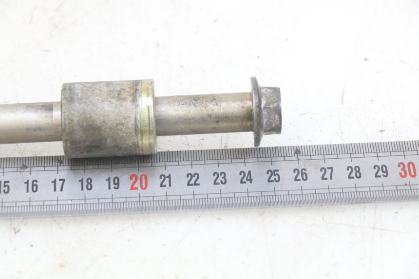 photo de FRONT WHEEL AXLE DAELIM VL DAYSTAR 125 (2000 - 2011) - Alternative perspective