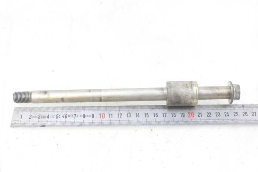 photo de FRONT WHEEL AXLE DAELIM VL DAYSTAR 125 (2000 - 2011) - Technical close-up