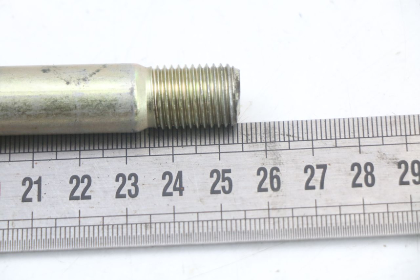 photo de FRONT WHEEL AXLE DAELIM VL DAYSTAR 125 (2000 - 2011) - Zoom on usage condition