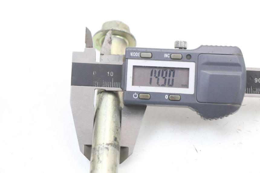 photo de FRONT WHEEL AXLE DAELIM VL DAYSTAR 125 (2000 - 2011) - Alternative perspective