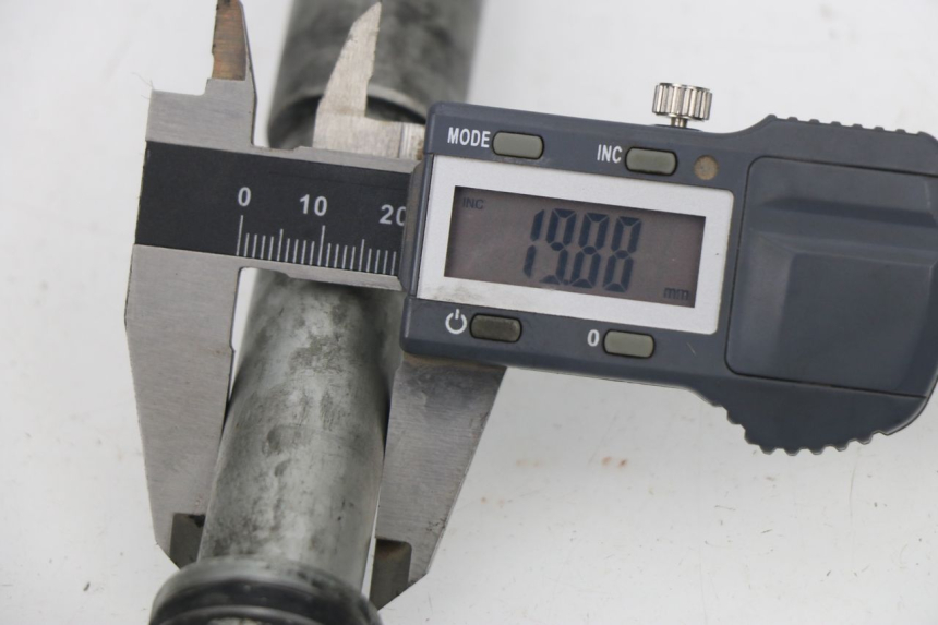 photo de FRONT WHEEL AXLE HONDA VTR F FIRESTORM 1000 (1997 - 2001) - Zoom on usage condition