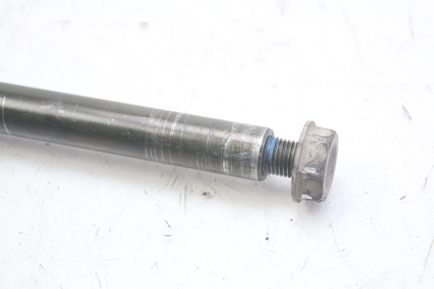 photo de FRONT WHEEL AXLE KYMCO X-CITING XCITING 400 (2014 - 2018) - Alternative perspective