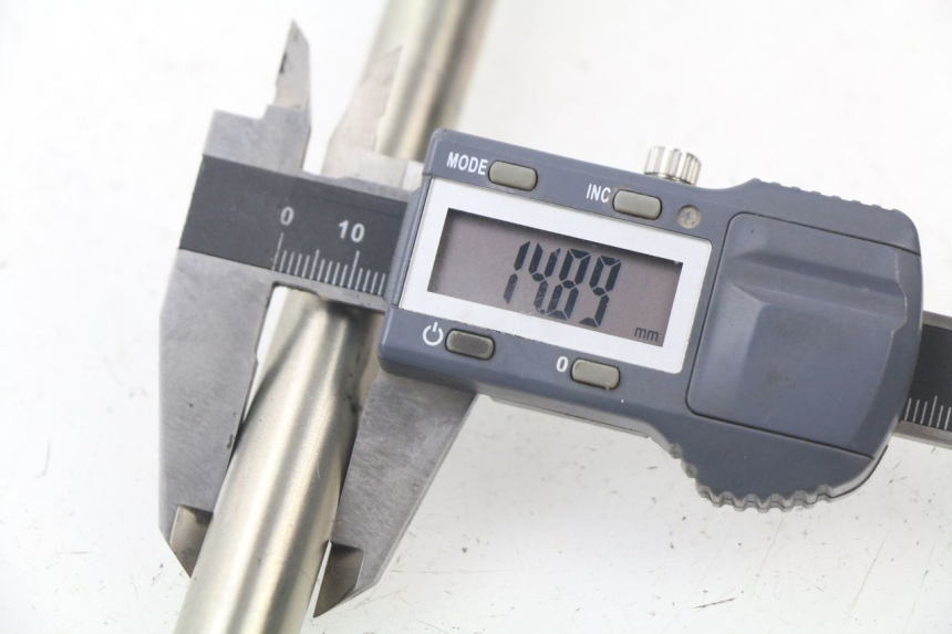 photo de FRONT WHEEL AXLE YAMAHA XMAX X-MAX ABS 125 (2014 - 2016) - Zoom on usage condition