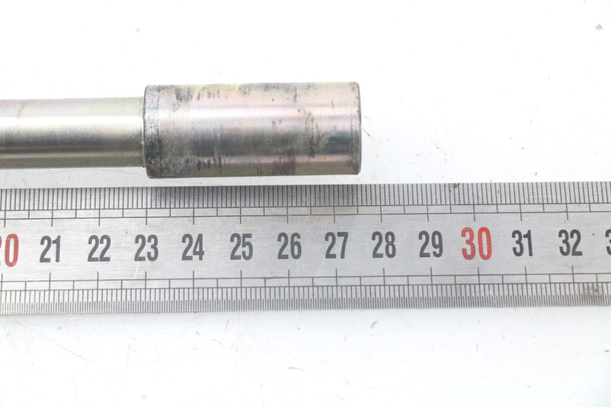 photo de FRONT WHEEL AXLE YAMAHA XMAX X-MAX ABS 125 (2014 - 2016) - Alternative perspective