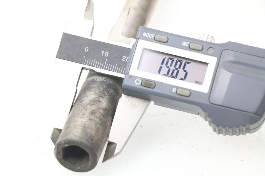 photo de FRONT WHEEL AXLE YAMAHA X-MAX XMAX 125 (2010 - 2013) - Alternative perspective