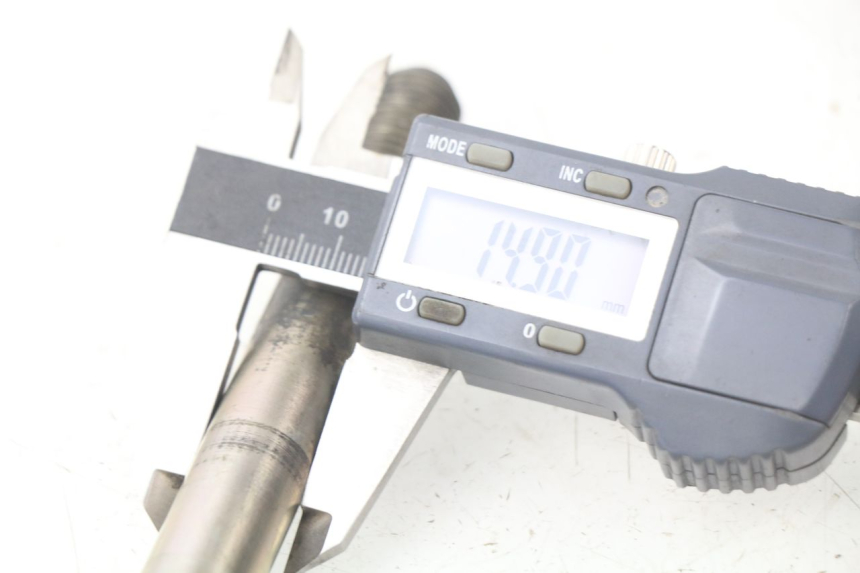 photo de FRONT WHEEL AXLE YAMAHA X-MAX XMAX 125 (2010 - 2013) - Technical close-up