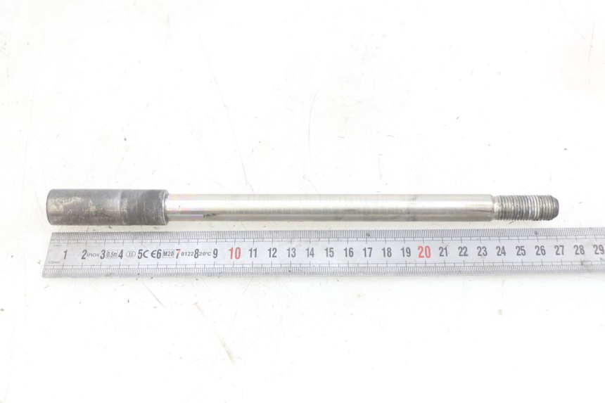 photo de FRONT WHEEL AXLE YAMAHA X-MAX XMAX 125 (2010 - 2013) - Zoom on usage condition