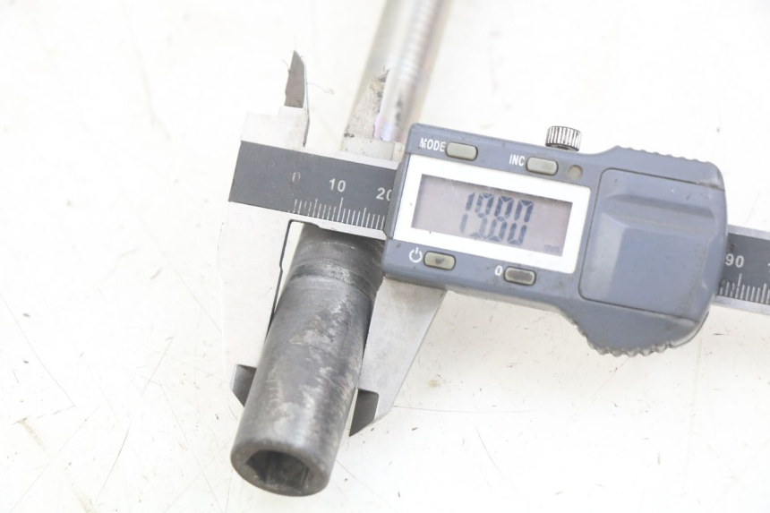 photo de FRONT WHEEL AXLE YAMAHA X-MAX XMAX 125 (2010 - 2013) - Alternative perspective