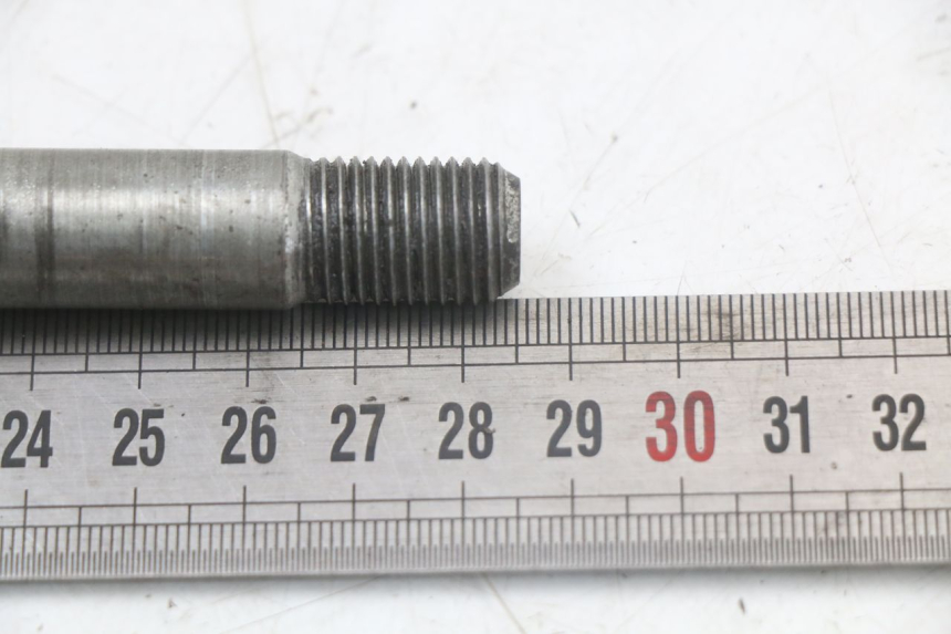 photo de FRONT WHEEL AXLE YAMAHA X-MAX XMAX 250 (2006 - 2009) - Zoom on usage condition