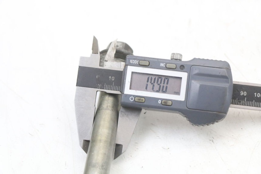 photo de FRONT WHEEL AXLE YAMAHA X-MAX XMAX 250 (2006 - 2009) - Alternative perspective