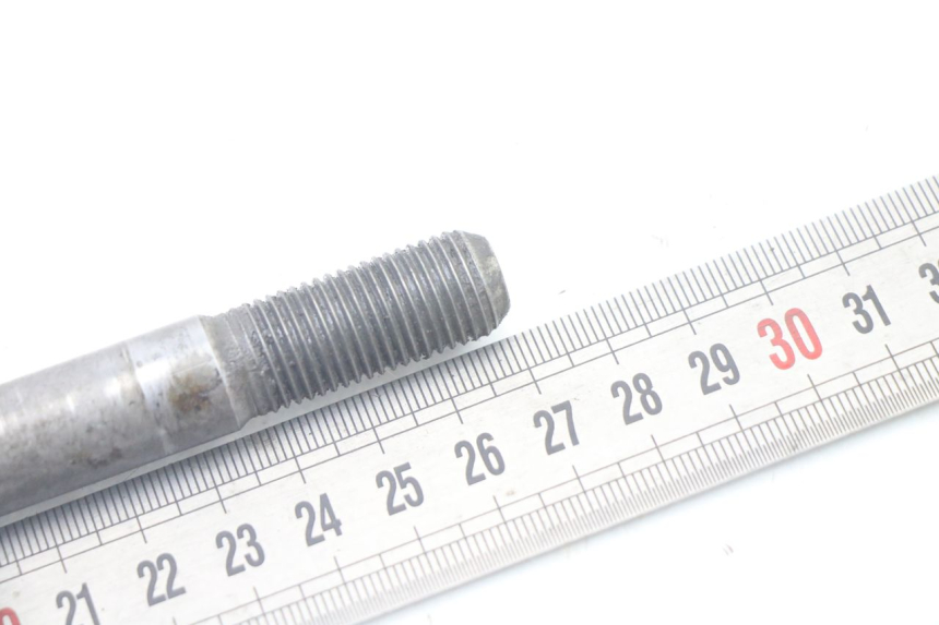 photo de FRONT WHEEL AXLE YAMAHA X-MAX XMAX 125 (2010 - 2013) - Alternative perspective