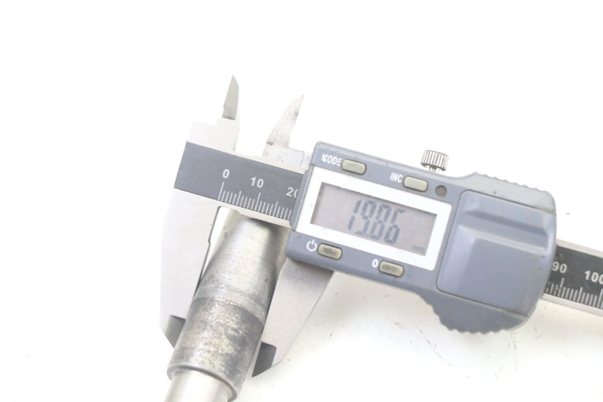 photo de FRONT WHEEL AXLE YAMAHA X-MAX XMAX 125 (2010 - 2013) - Technical close-up