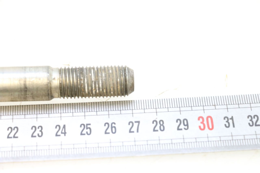 photo de FRONT WHEEL AXLE YAMAHA X-MAX XMAX 125 (2010 - 2013) - Alternative perspective