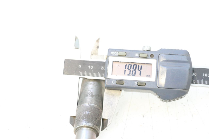 photo de FRONT WHEEL AXLE YAMAHA X-MAX XMAX 125 (2010 - 2013) - Technical close-up