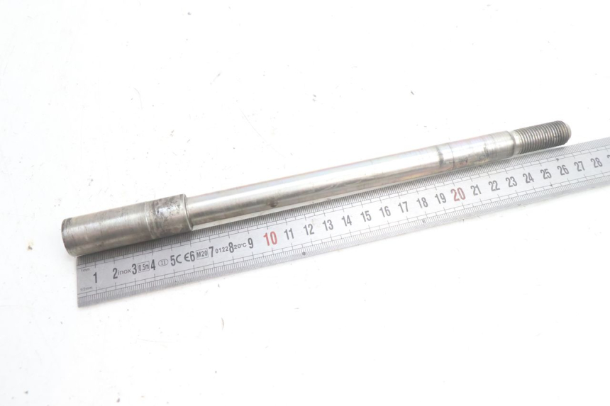 photo de FRONT WHEEL AXLE YAMAHA X-MAX XMAX 125 (2010 - 2013) - Zoom on usage condition