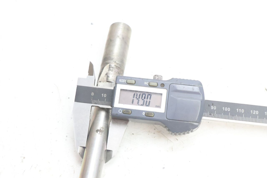 photo de FRONT WHEEL AXLE YAMAHA X-MAX XMAX 125 (2010 - 2013) - Technical close-up