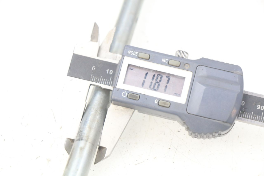 photo de FRONT WHEEL AXLE TGB X-MOTION XMOTION 125 (2008 - 2014) - Alternative perspective