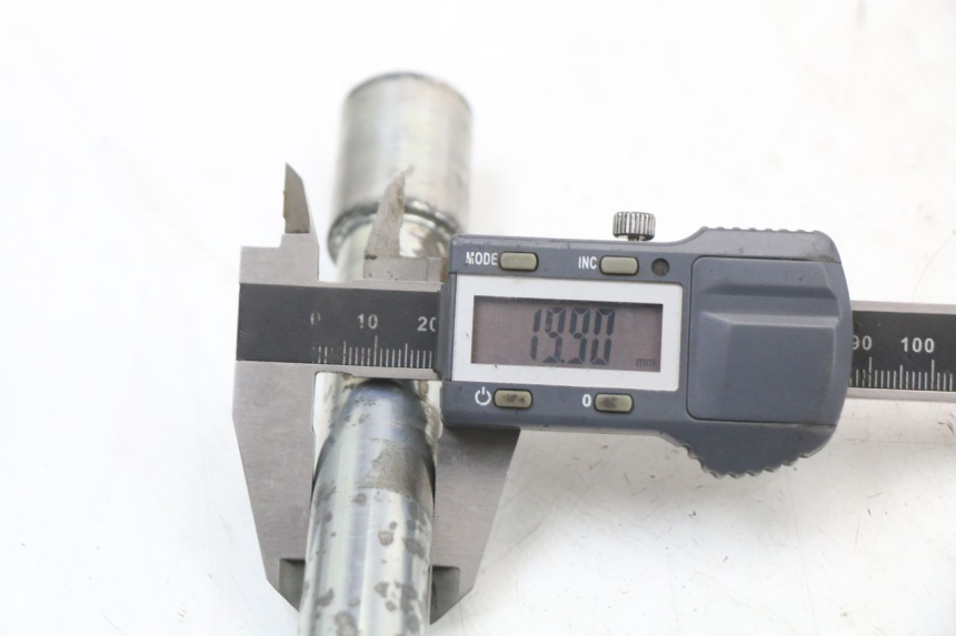 photo de FRONT WHEEL AXLE PIAGGIO X10 125 (2012 - 2017) - Alternative perspective