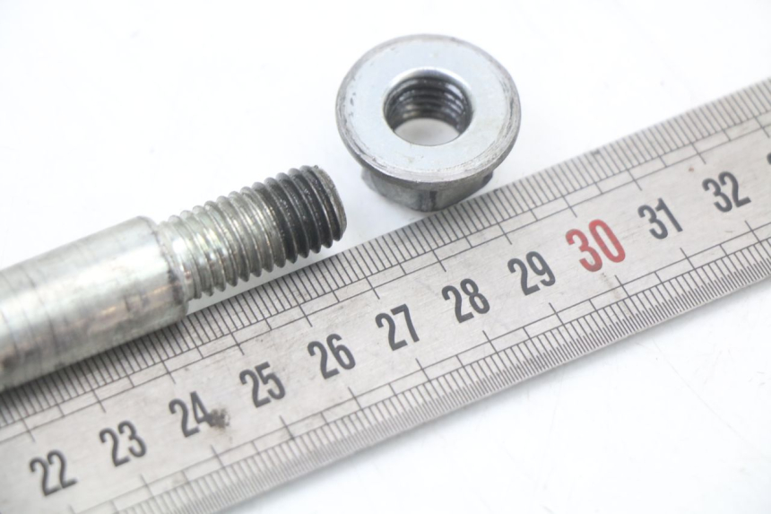 photo de FRONT WHEEL AXLE PIAGGIO X8 125 (2004 - 2007) - Zoom on usage condition