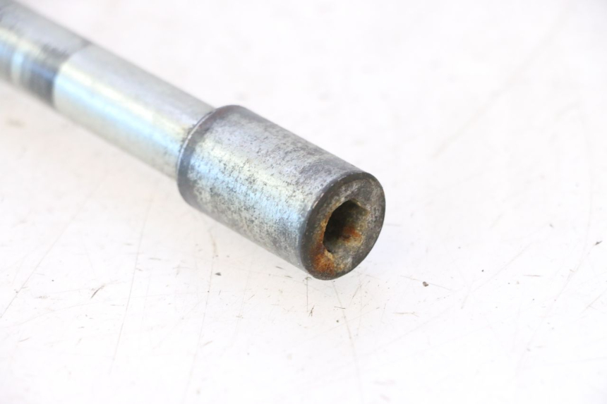 photo de FRONT WHEEL AXLE PIAGGIO X9 AMALFI 180 (2000 - 2003) - Zoom on usage condition