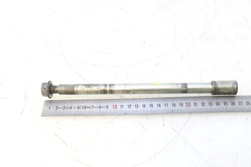 photo de FRONT WHEEL AXLE PIAGGIO X9 AMALFI 180 (2000 - 2003) - Technical close-up