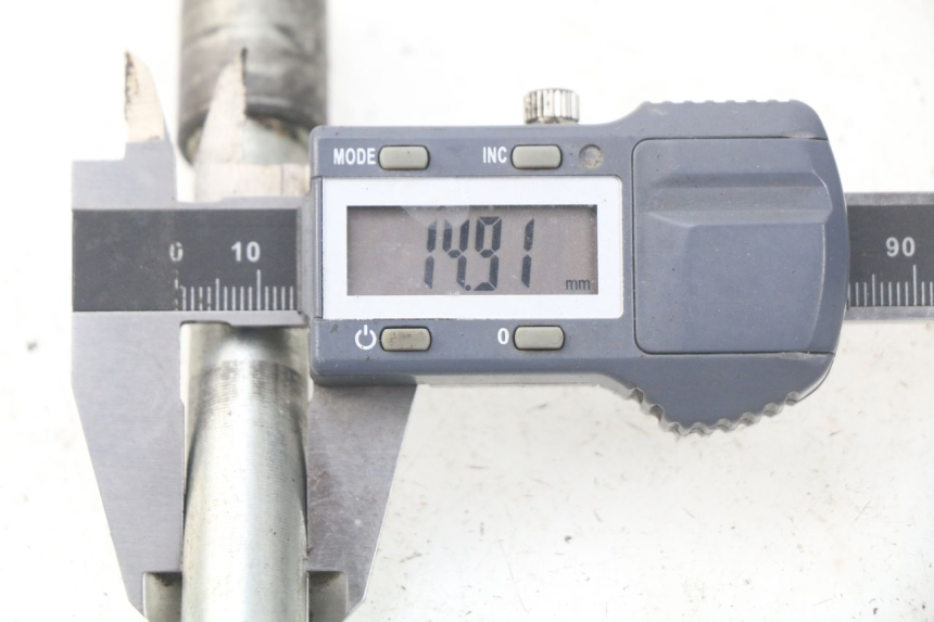 photo de FRONT WHEEL AXLE PIAGGIO X9 EVOLUTION 125 (2003 - 2007) - Component detail