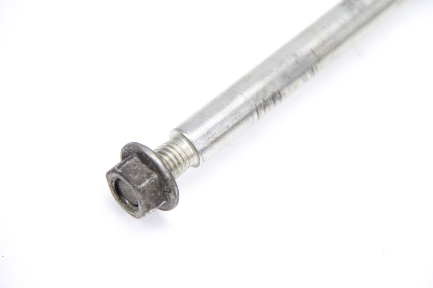 photo de FRONT WHEEL AXLE PIAGGIO X9 125 (2000 - 2003) - Zoom on usage condition