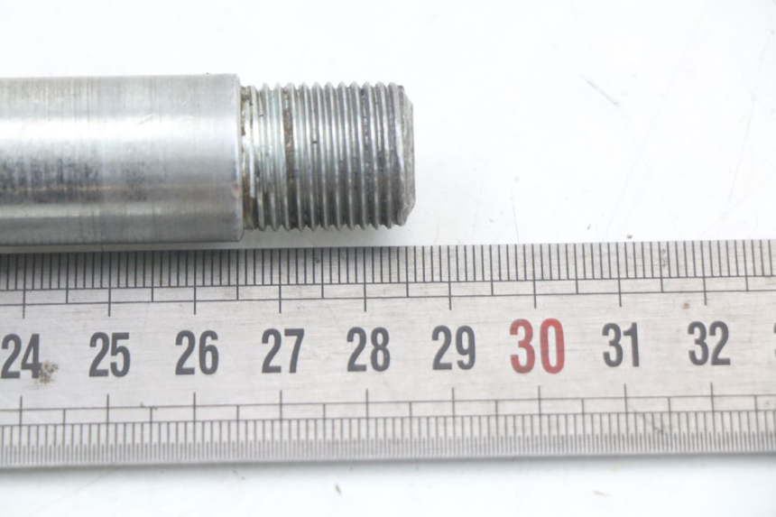 photo de Front wheel axle KYMCO XCITING 250 (2006 - 2009) - Alternative perspective