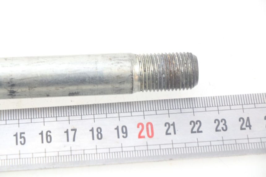 photo de FRONT WHEEL AXLE SUZUKI XF FREEWIND 650 (1997 - 2003) - Component detail