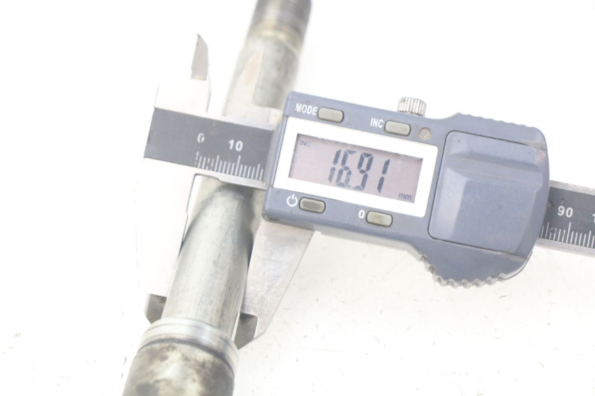 photo de FRONT WHEEL AXLE SUZUKI XF FREEWIND 650 (1997 - 2003) - Alternative perspective