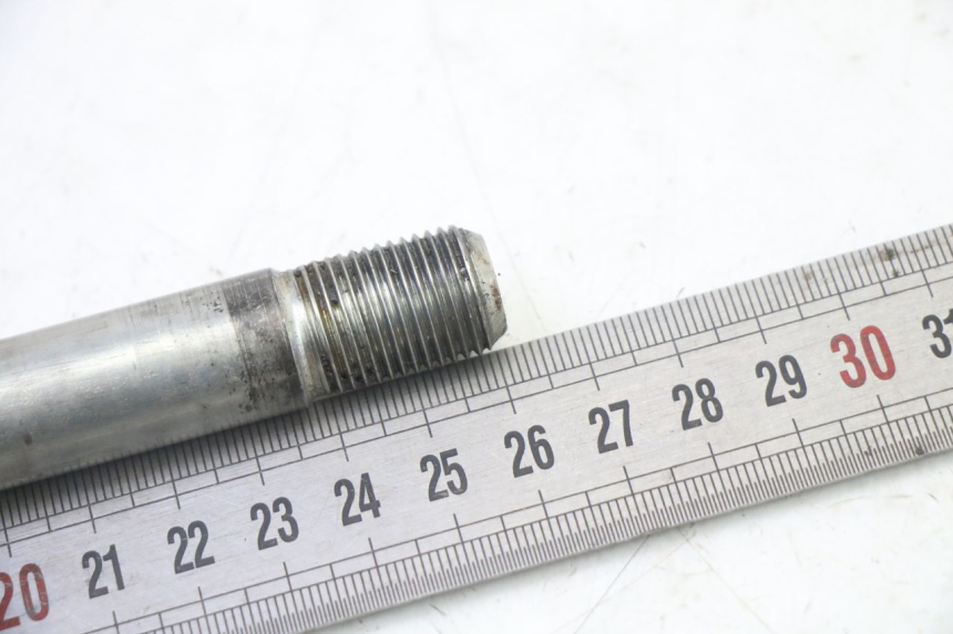 photo de FRONT WHEEL AXLE YAMAHA XJ6 ABS 600 (2008 - 2016) - Alternative perspective