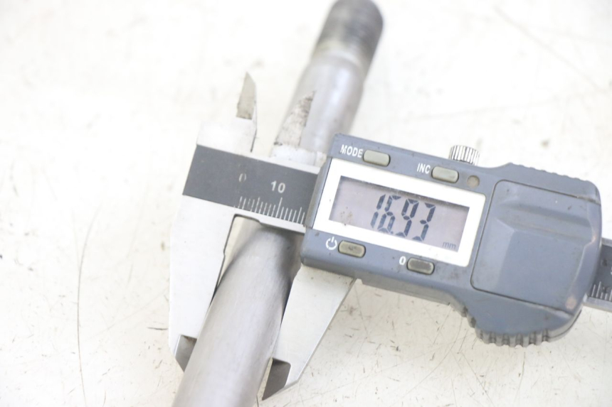 photo de FRONT WHEEL AXLE YAMAHA XJN DIVERSION 600 (2000 - 2003) - Component detail