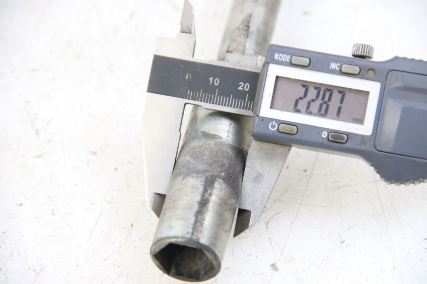 photo de FRONT WHEEL AXLE YAMAHA XP T-MAX TMAX 500 (2004 - 2007) - Alternative perspective