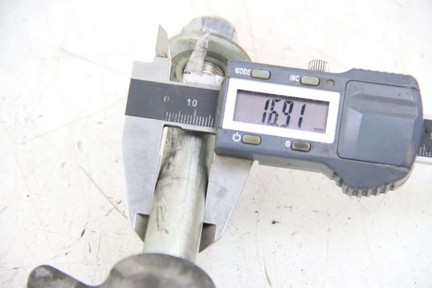 photo de FRONT WHEEL AXLE YAMAHA XP T-MAX TMAX 500 (2004 - 2007) - Technical close-up