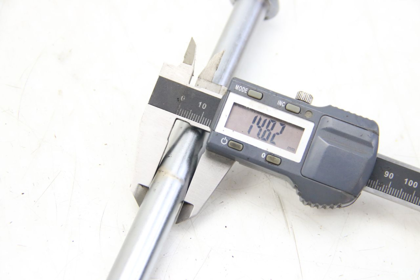 photo de FRONT WHEEL AXLE YAMAHA XV VIRAGO 750 (1984 - 1998) - Component detail